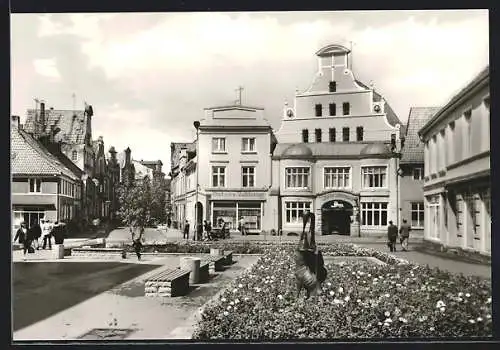 AK Wismar, Krämerstrasse Ecke Hohestrasse, Denkmal, Löwen-Apotheke, Lokalredaktion Ostsee-Zeitung