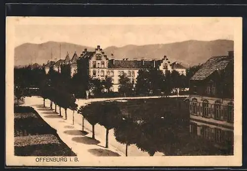 AK Offenburg i. B., Ortspartie mit Bergpanorama