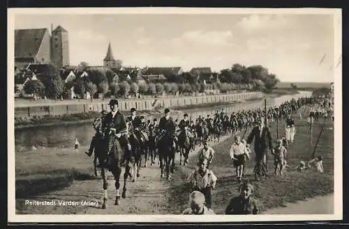 AK Verden /Aller, Reiterparade an der Aller mit Ortsblick