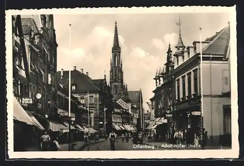 AK Offenburg, Strasse mit Passanten und Kirche