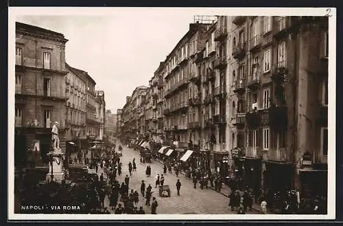 AK Napoli, Denkmal und Geschäfte in der Via Roma