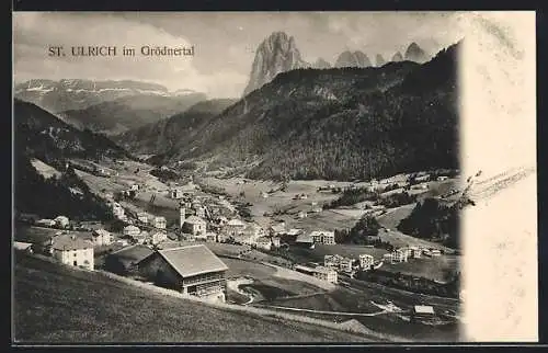 AK St. Ulrich /Grödnertal, Gesamtansicht mit Bergspitzen aus der Vogelschau