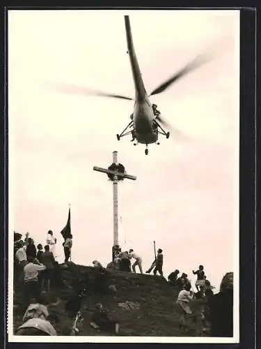 Foto-AK Oberstaufen, Hubschrauber bei der Gipfelkreuzweihe 1963