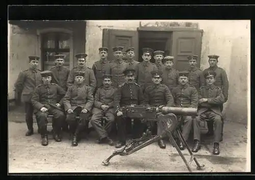 AK Soldaten des Inf. Rgt. 142 mit einem MG-08 /15