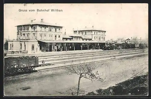 AK Wilthen, Die Gleisseite des Bahnhofs mit Eisenbahn