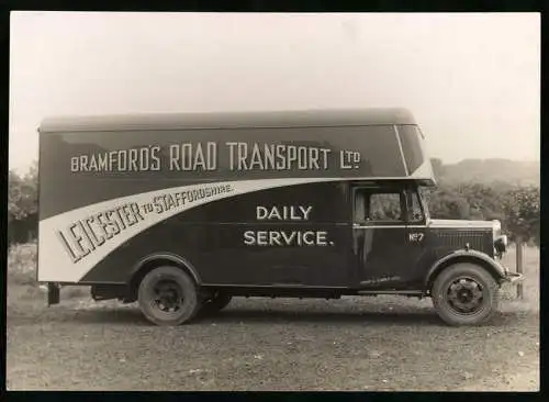 Fotografie Lieferwagen Morris-Commercial, mit Werbung mit der Firma Bramford`s Road Transport Ltd.