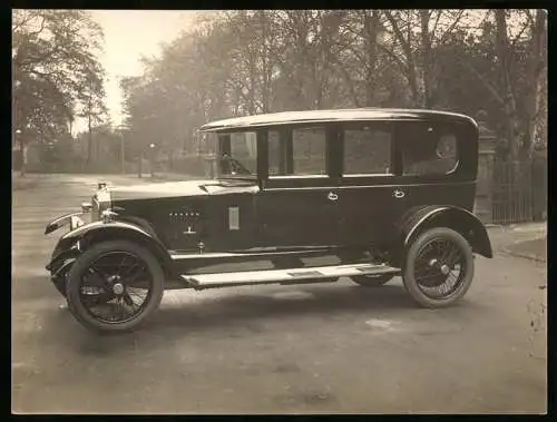 Fotografie Auto Vauxhall-Motors, Limousine mit Trittbrett und Speichenfelgen