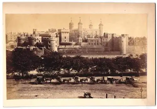 Fotografie G.W.W., Ansicht London, Droschken-Kutschen vor dem Tower of London