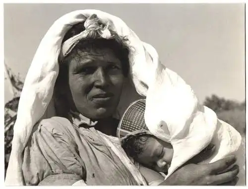 Fotografie Tunesien, Frau hält Baby im Arm
