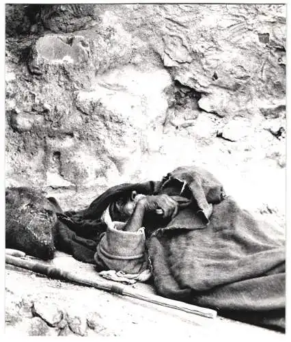 Fotografie Tunesien, Tunesischer Bettler nebst Gehstock in der Gosse liegend