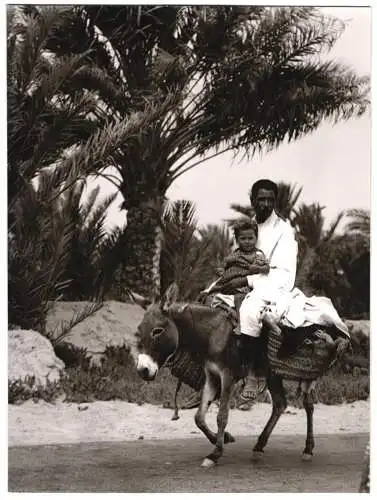 Fotografie Tunesien, Tunesischer Vater mit Tochter auf Esel reitend