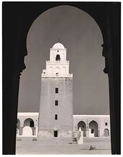 Fotografie unbekannter Fotograf, Ansicht Kairouan, Zentralmoschee von einem Torbogen gesehen