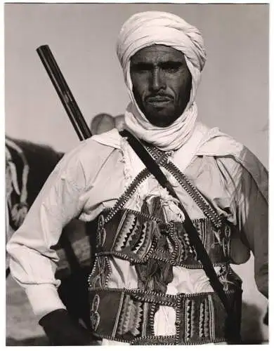 Fotografie Tunesien, Berber Krieger mit Gewehr in regional typischer Bekleidung