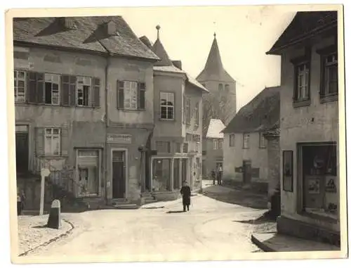 Fotografie unbekannter Fotograf, Ansicht Kastellaun, Strassenansicht mit Ladengeschäften