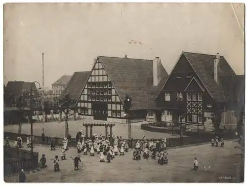 Fotografie unbekannter Fotograf, Ansicht Bochum, Kappes-Kolonie, Kinder vor Schulhaus & Fachwerkhaus