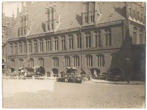 Fotografie unbekannter Fotograf, Ansicht Hannover, Marktstand vor dem Rathaus