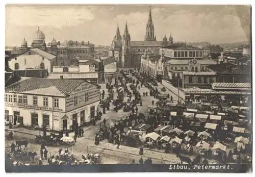 Fotografie unbekannter Fotograf, Ansicht Libau, Marktstände auf dem Petermarkt am Markttag