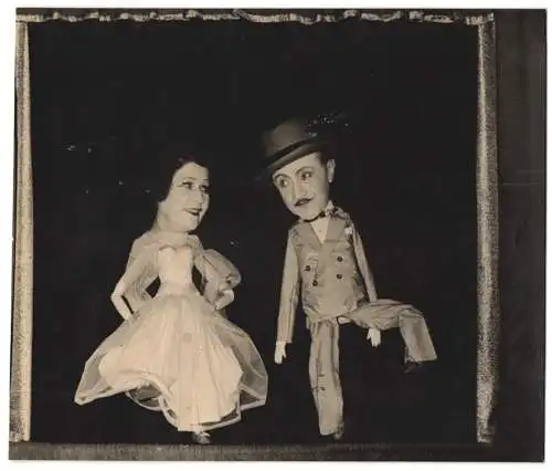 Fotografie Frohwalt, Berlin, Fanto-Kleinkunstbühne Marianne & Albert Vetter, Parodie von Marionetten mit Foto-Gesicht