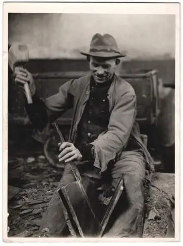 Fotografie Schindelmacher bearbeitet Schieferplatten mit Hammer & Meissel