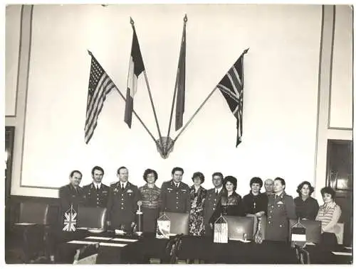 Fotografie NVA Offiziere in Potsdam bei einer Konferenz der Alliierten