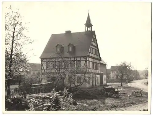 Fotografie unbekannter Fotograf, Ansicht Wüschheim / Hunsrück, Strasse am Gemeindehaus