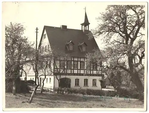 Fotografie unbekannter Fotograf, Ansicht Wüschheim / Hunsrück, Gemeindehaus