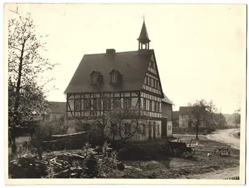 Fotografie unbekannter Fotograf, Ansicht Wüschheim / Hunsrück, Gemeindehaus & Strassenansicht