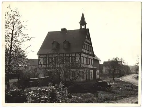 Fotografie unbekannter Fotograf, Ansicht Wüschheim / Hunsrück, Gemeindehaus mit Strassenpartie
