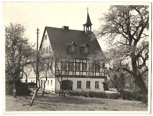Fotografie unbekannter Fotograf, Ansicht Wüschheim / Hunsrück, Gemeindehaus