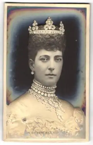 AK Königin Alexandra von England mit Krone und Juwelen