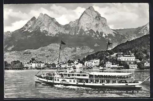 AK Brunnen, Binnenschiff Stadt Luzern auf dem See und Blick auf die Mythen