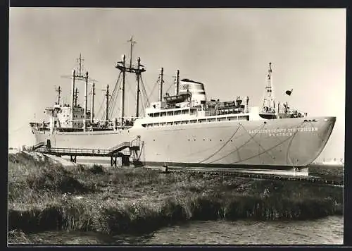 AK Traditionsschiff Typ Frieden vor Anker