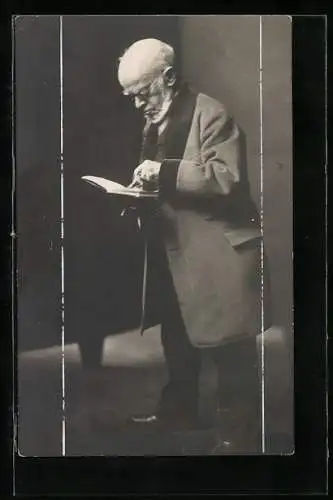 AK S. Ex. Prof. A. von Menzel am Lesen