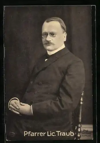 AK Pfarrer Lic. Traub im Anzug mit Zwicker