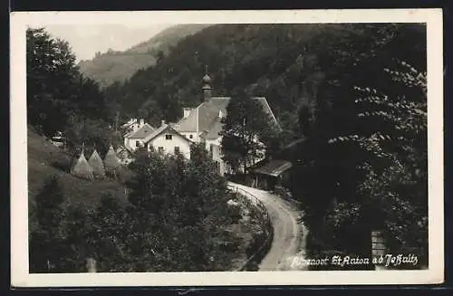 AK St. Anton a. d. Jessnitz, Strassenpartie mit Kirche