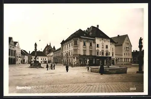 AK Eggenburg, Strassenpartie mit Cafe Eggenburg und Denkmal