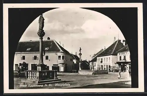 AK Eggenburg, Hauptplatz mit Geschäften, Denkmal und Brunnen durch Tor