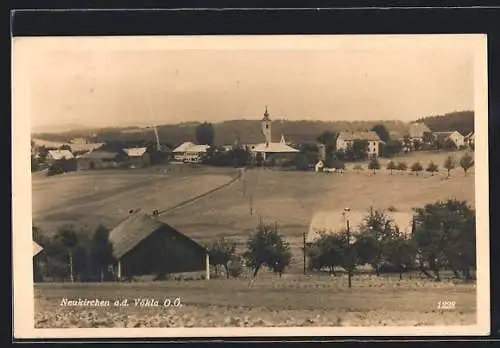 AK Neukirchen an der Vöckla, Ortsansicht mit zentraler Kirche