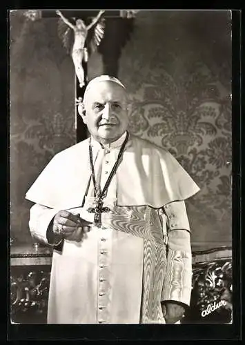 AK Papst Johannes XXIII. vor einem Altar stehend