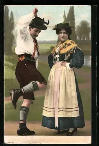 AK Paar in Tracht tanzt Schuhplattler