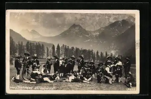 AK Längenfeld, Musikkapelle auf der Wiese vor dem Gebirge