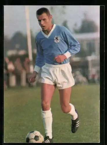 AK Fussballer Friedhelm Konietzka am Ball