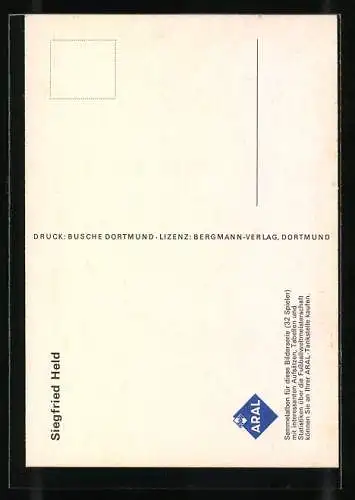 AK Fussballspieler Siegfried Hell dribbelt den Ball auf dem Platz