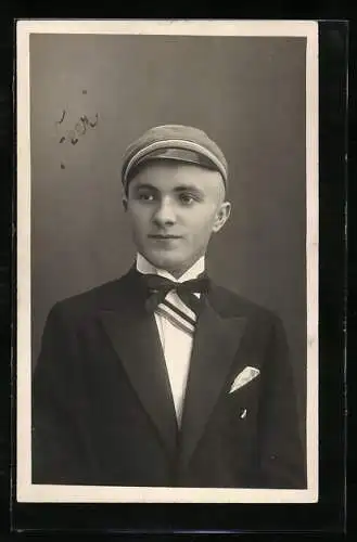 Foto-AK Student mit Schirmmütze, studentische Szene