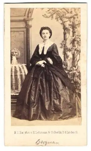 Fotografie H. Lehmann & Co., Berlin, Portrait Julie Bergmann, deutsche Theaterschauspielerin vor einer Studiokulisse