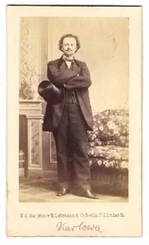 Fotografie H. Lehmann & Co., Berlin, Portrait Hermann Karlowa, deutscher Theaterschauspieler im Anzug mit Zylinder