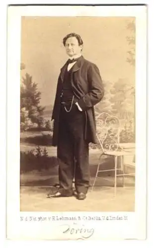 Fotografie H. Lehmann & Co., Berlin, Portrait Schauspieler Theodor Döring im Anzug