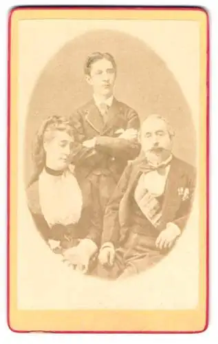 Fotografie unbekannter Fotograf und Ort, Kaiser Napoleon III., Eugenie de Montijo und Sohn Napoleon Eugen Louis