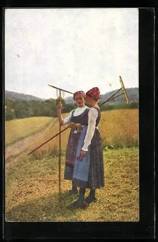 AK Zwei Bäuerinnen in Tracht mit ihren Werkzeugen