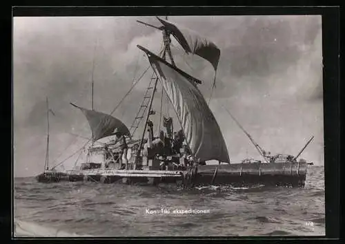 AK Kon-Tiki Expedition des Norwegers Thor Heyerdahl 1947 über den Pazifik, Beim Angeln